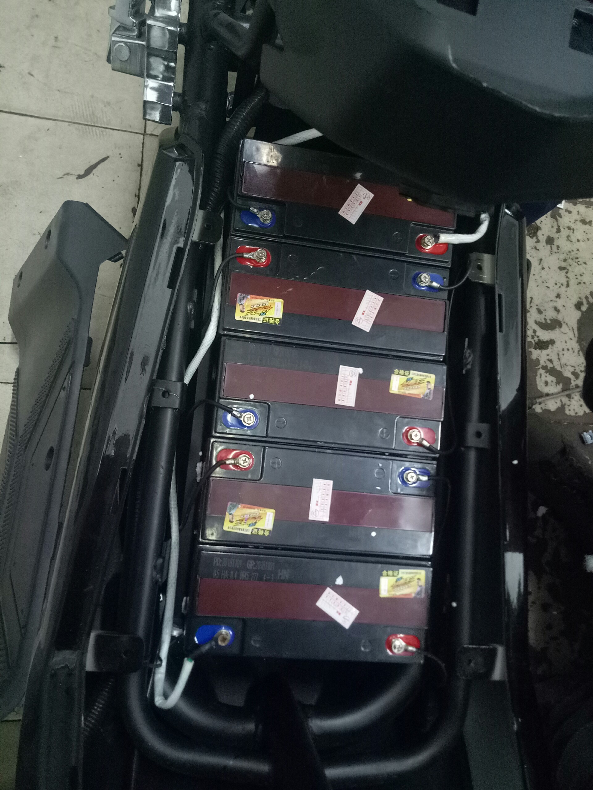 Ắc quy xe máy điện 60V-20Ah được lắp đặt một cách khoa học