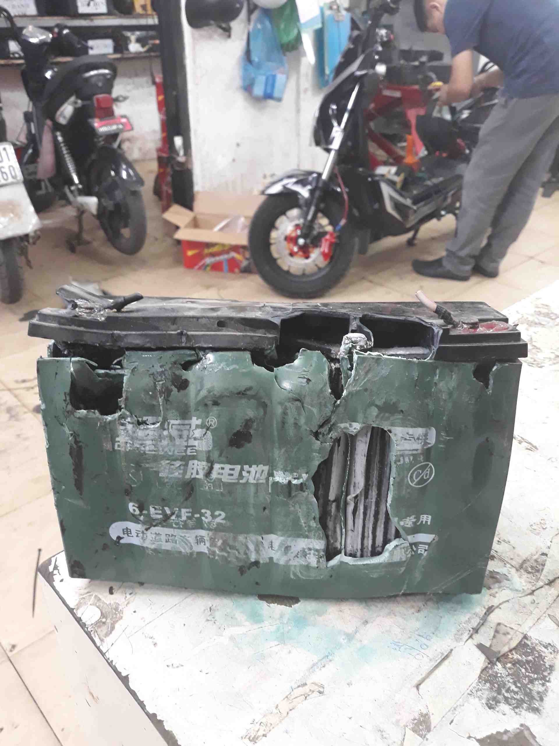 ắc quy xe máy điện bị biến dạng