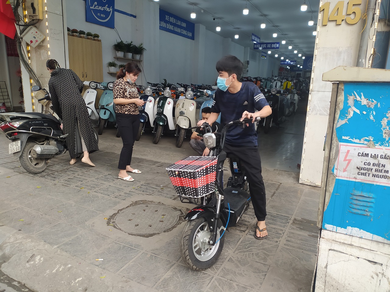 Khách hàng mua xe đạp điện M133 aima DS trả góp