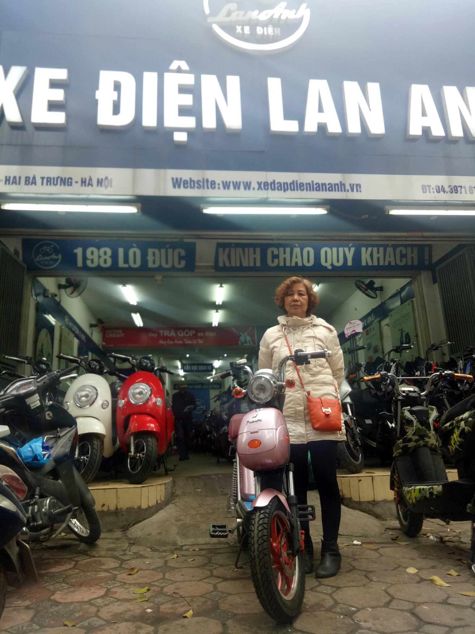 Khách hàng mua xe đạp điện NIJIA