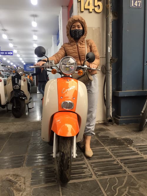khách hàng mua xe Crea 50cc Nioshima tại Xe điện Lan Anh