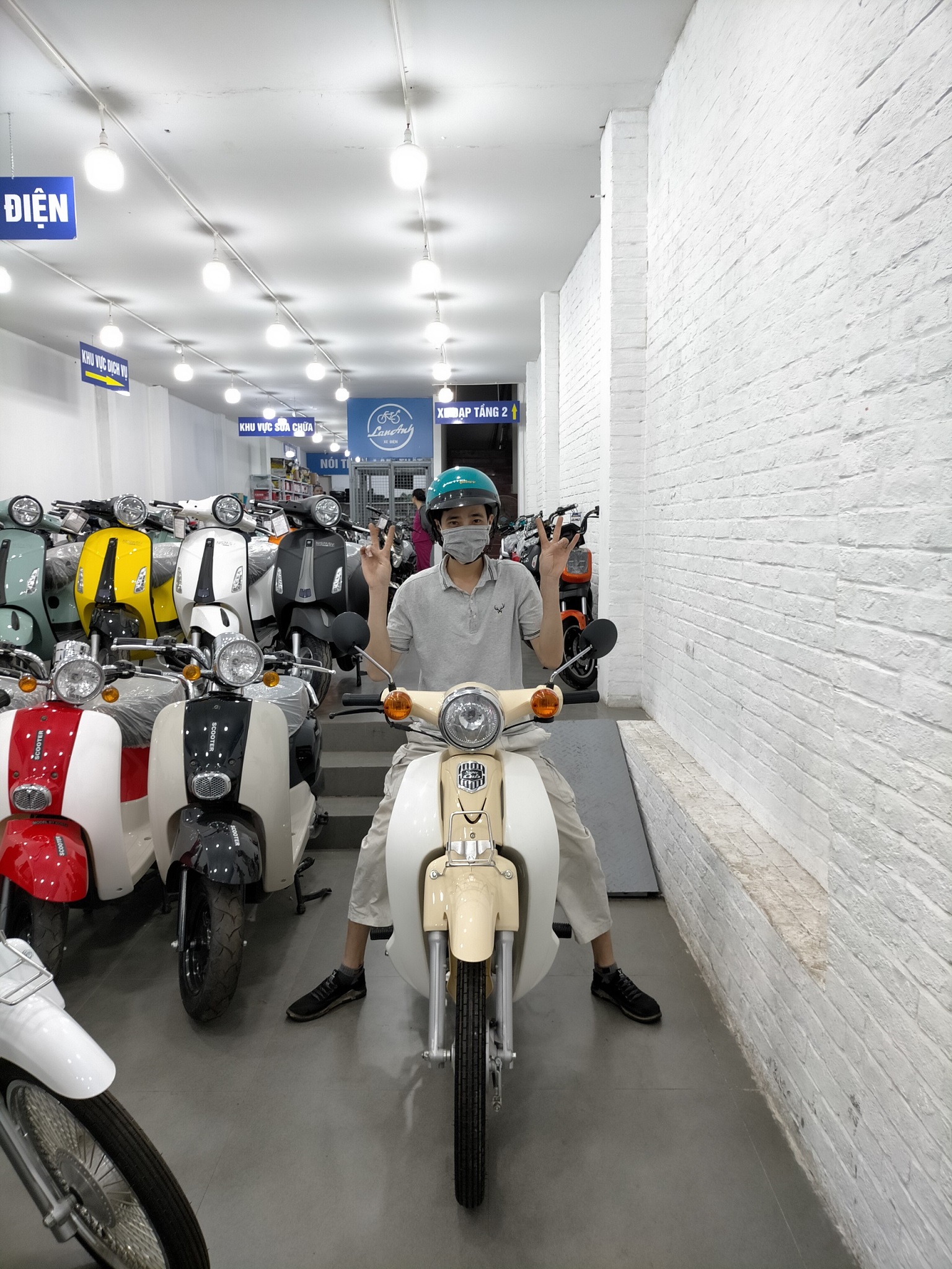 Cub 50cc màu kem ưng đến từng chi tiết