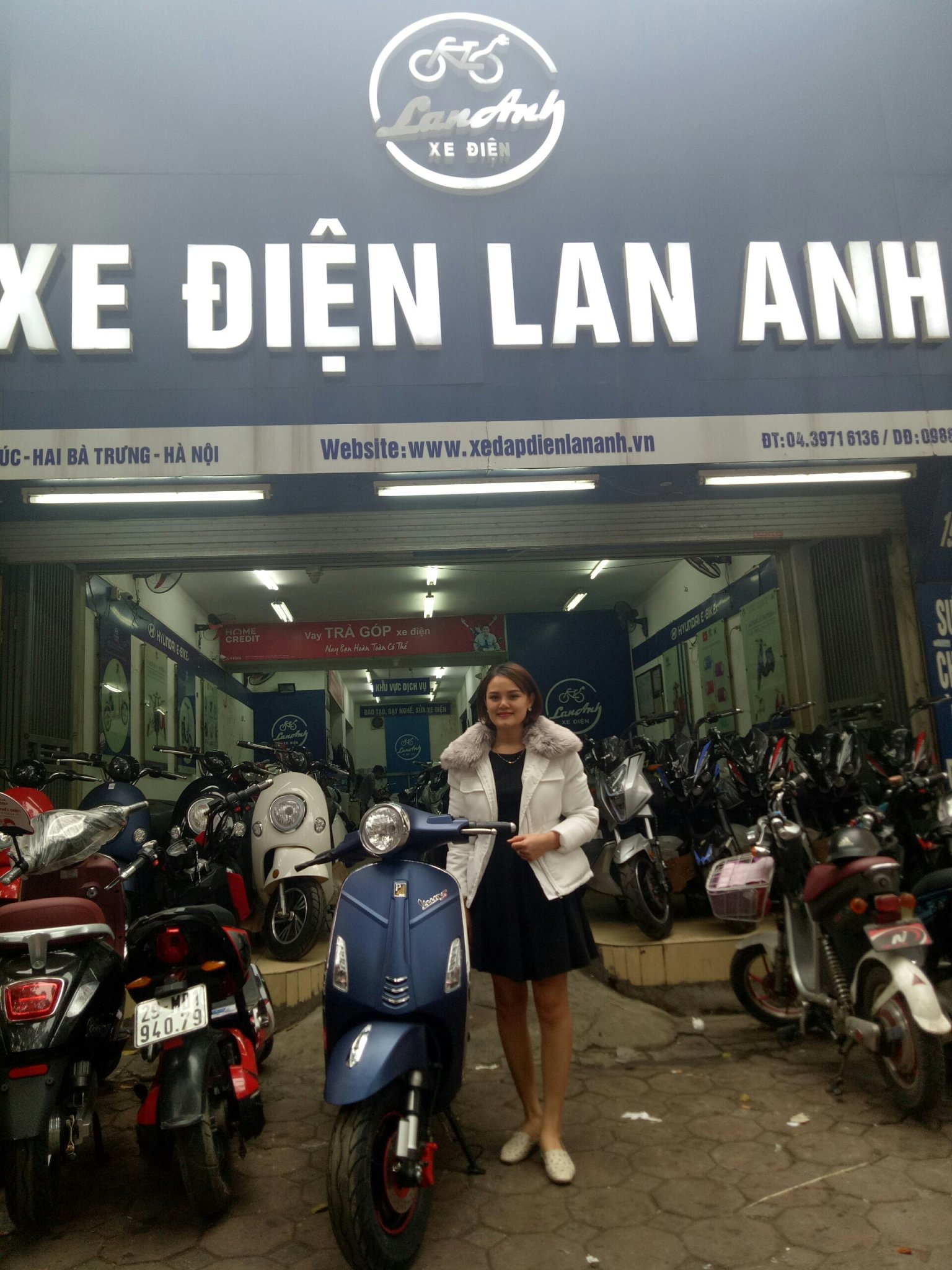 Khách hàng mua xe máy điện Vecra S tại XE ĐIỆN LAN ANH