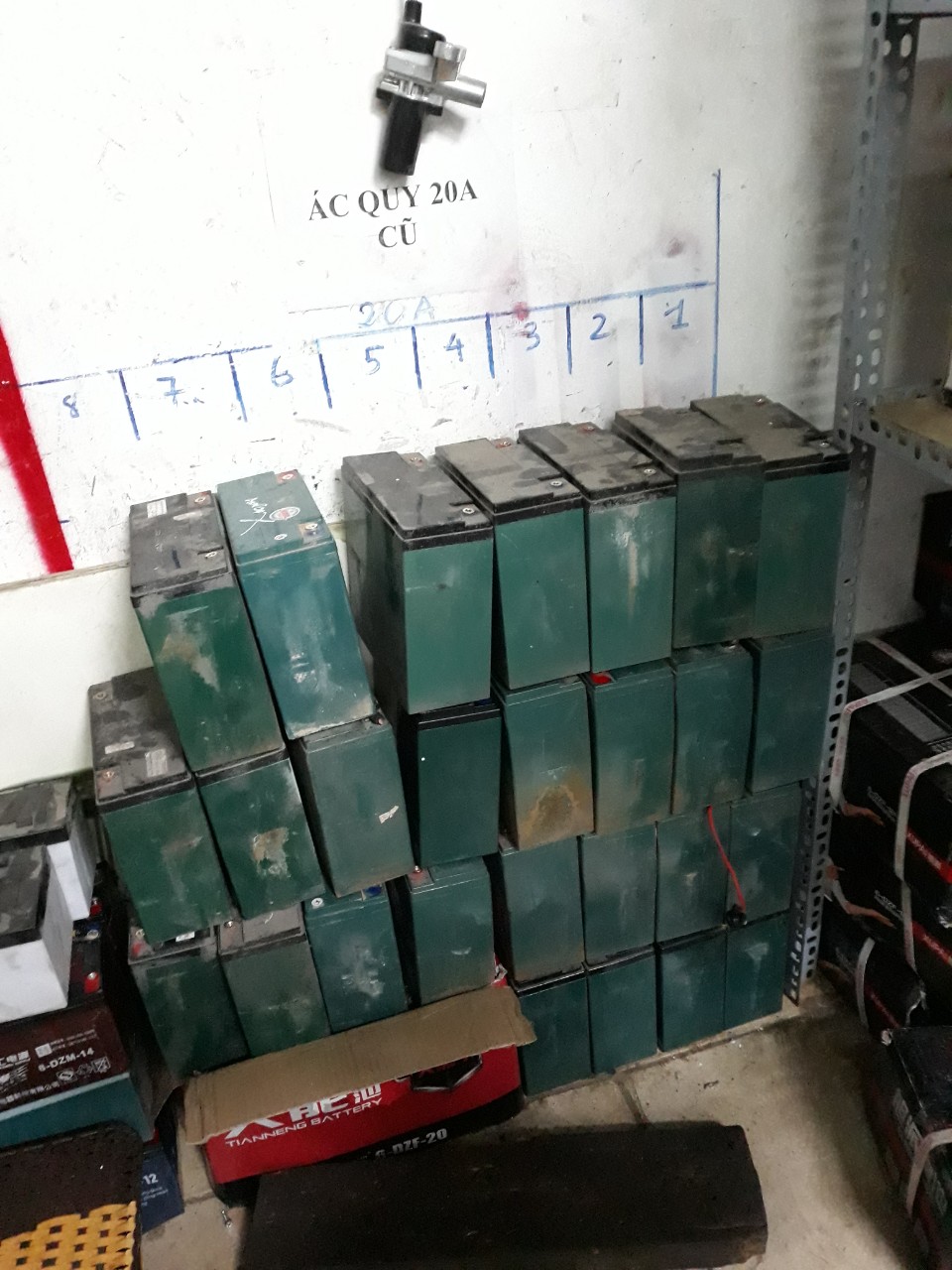 ắc quy cũ được thu hồi lại tại Lan Anh