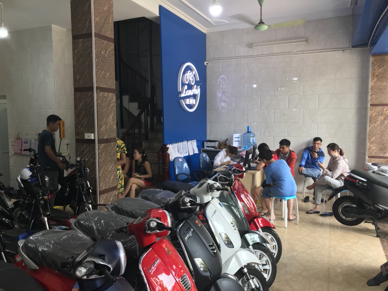 Khách hàng làm thủ tục trả góp tại Lan Anh