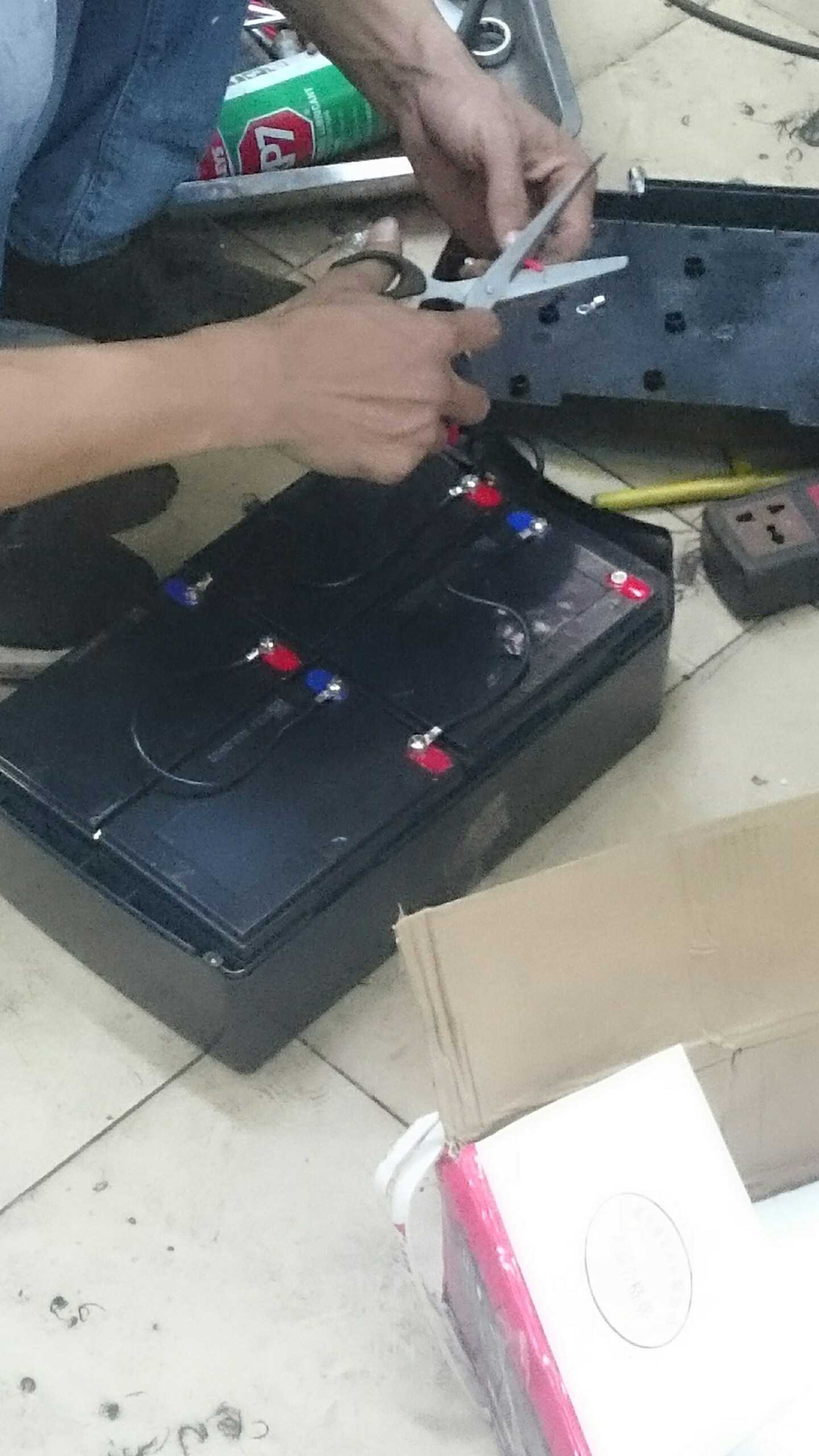 Ảnh kĩ thuật viên đang lắp ắc quy