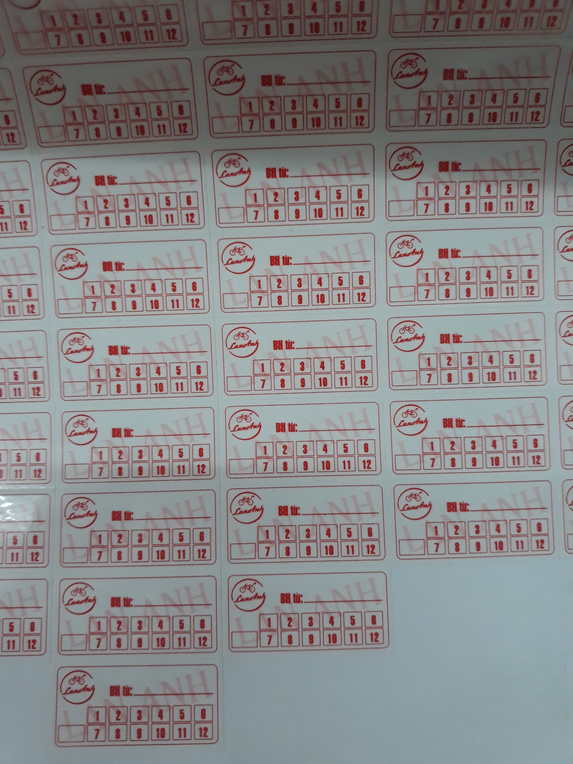 tem bảo hành dán trên từng bình ắc quy của cửa hàng xe điện Lan Anh