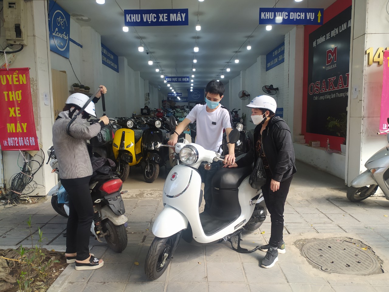 Khách hàng mua xe ga 50cc tại Lan Anh