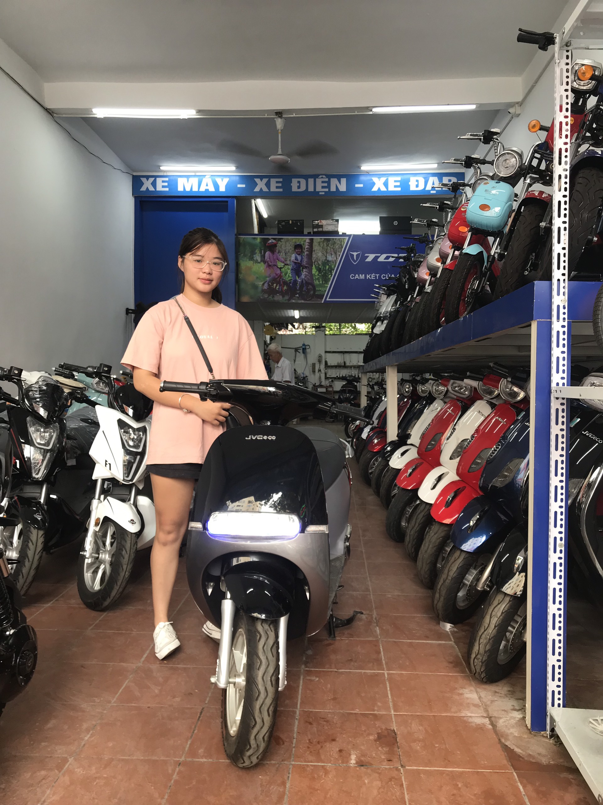 Khách hàng là sinh viên mua xe máy điện gogoro