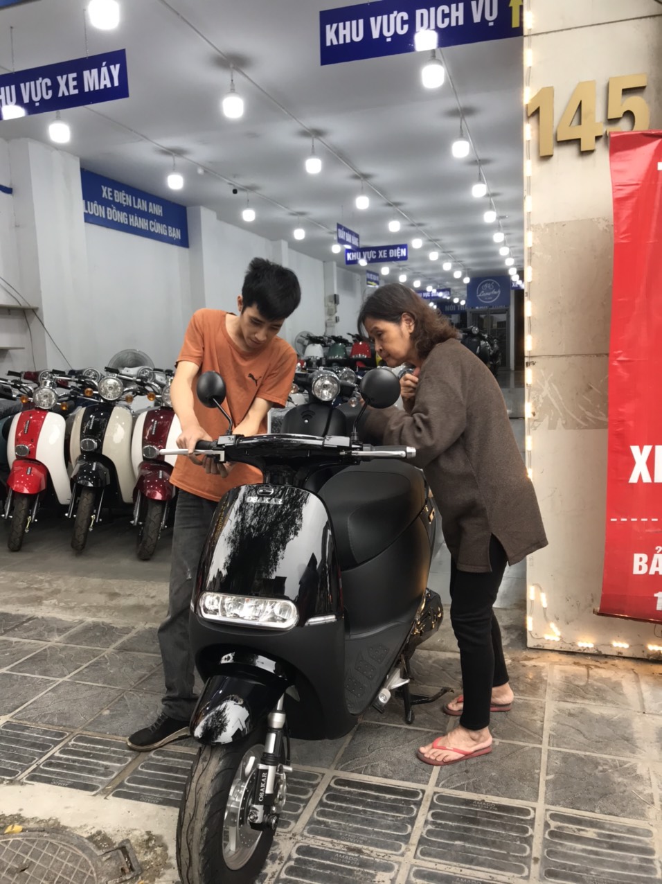 Người lớn tuổi cũng lựa chọn xe máy điện Gogo Osakar