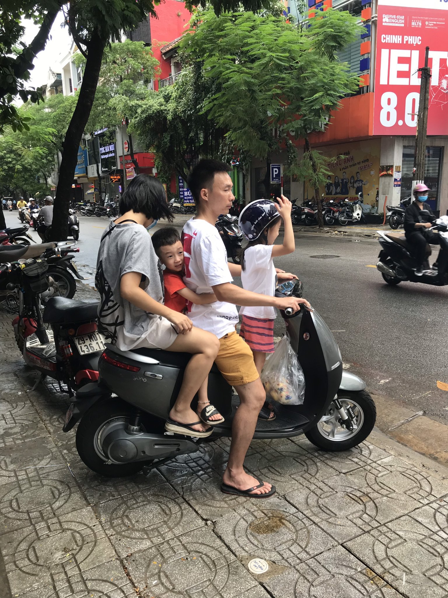 xe điện Gogoro xám