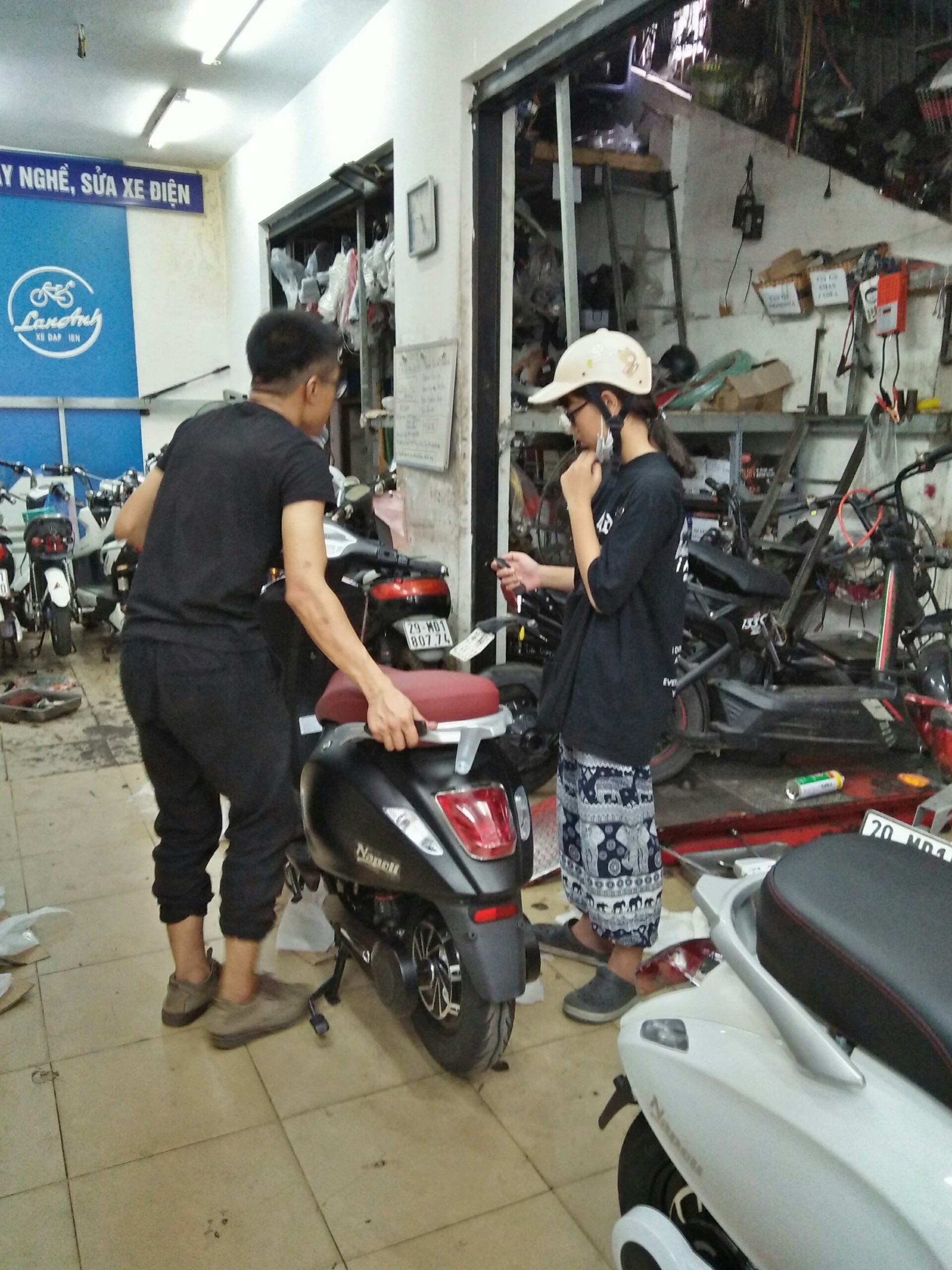 kỹ thuật lắp ắc quy và tư vấn sử dụng ắc quy cho khách hàng