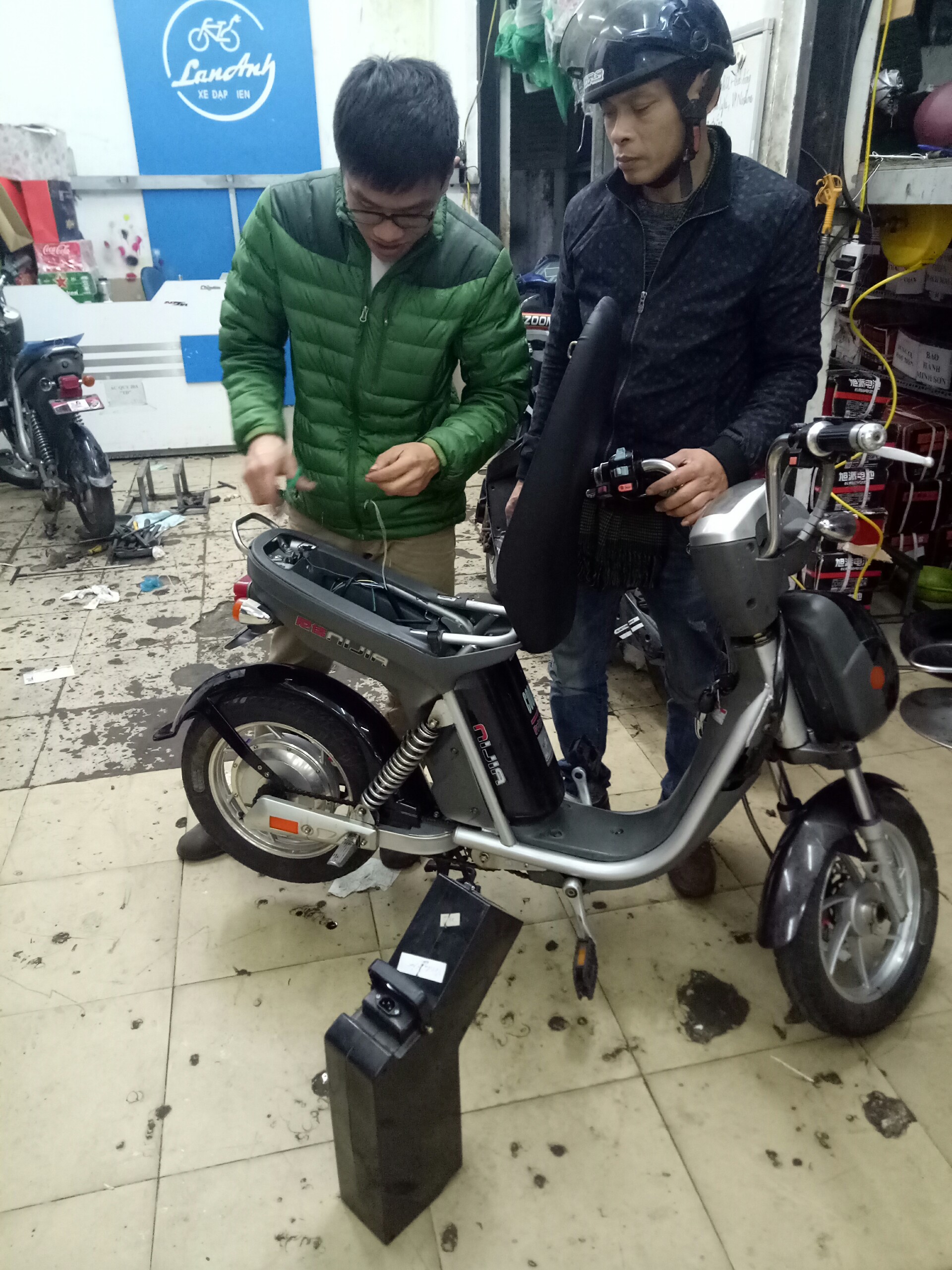 Nhân viên kỹ thuật kiểm tra bình ắc quy xe điện