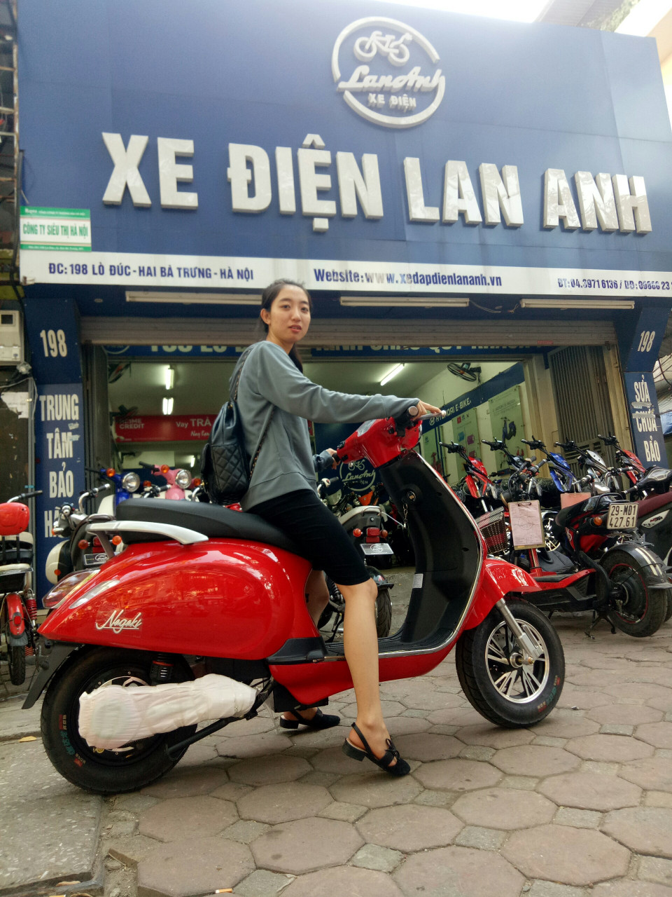 khách hàng chọn mua sản phẩm xe máy điện Vespa Nagaki