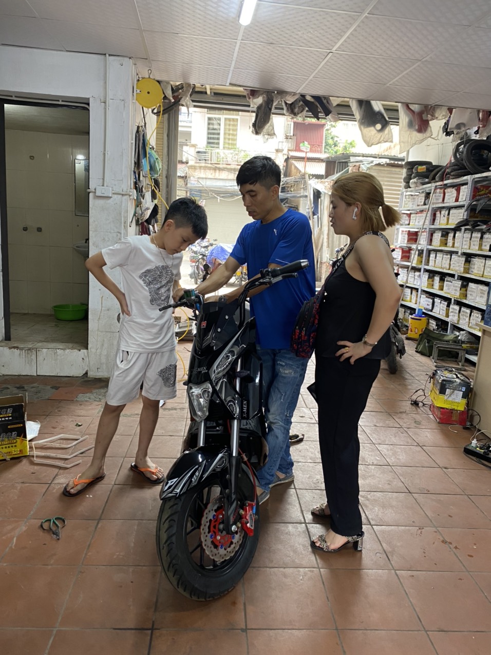 khách hàng mua xe máy điện xmen