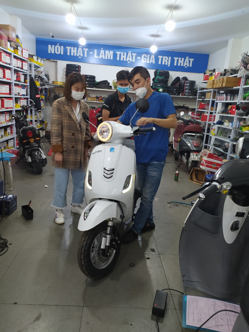 Vespa LX 150 đèn tròn