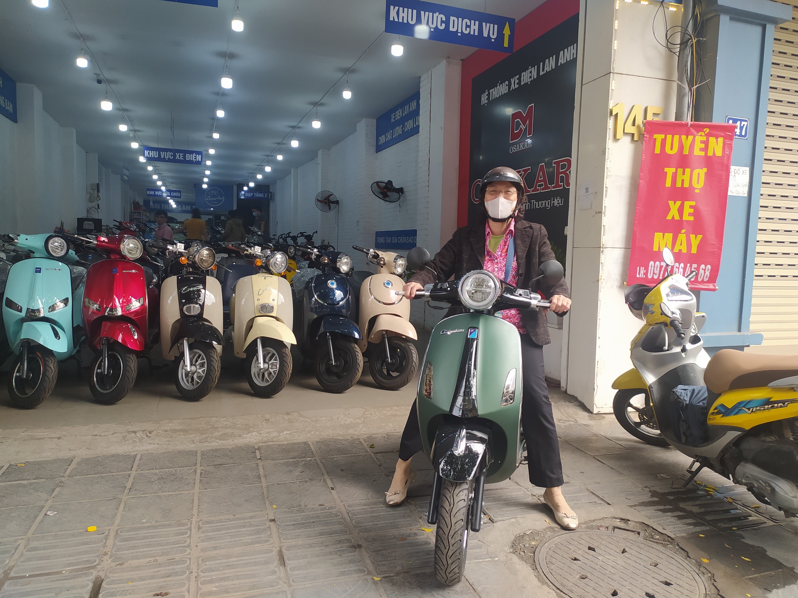 Khách hàng mua xe ga 50cc tại Lan Anh