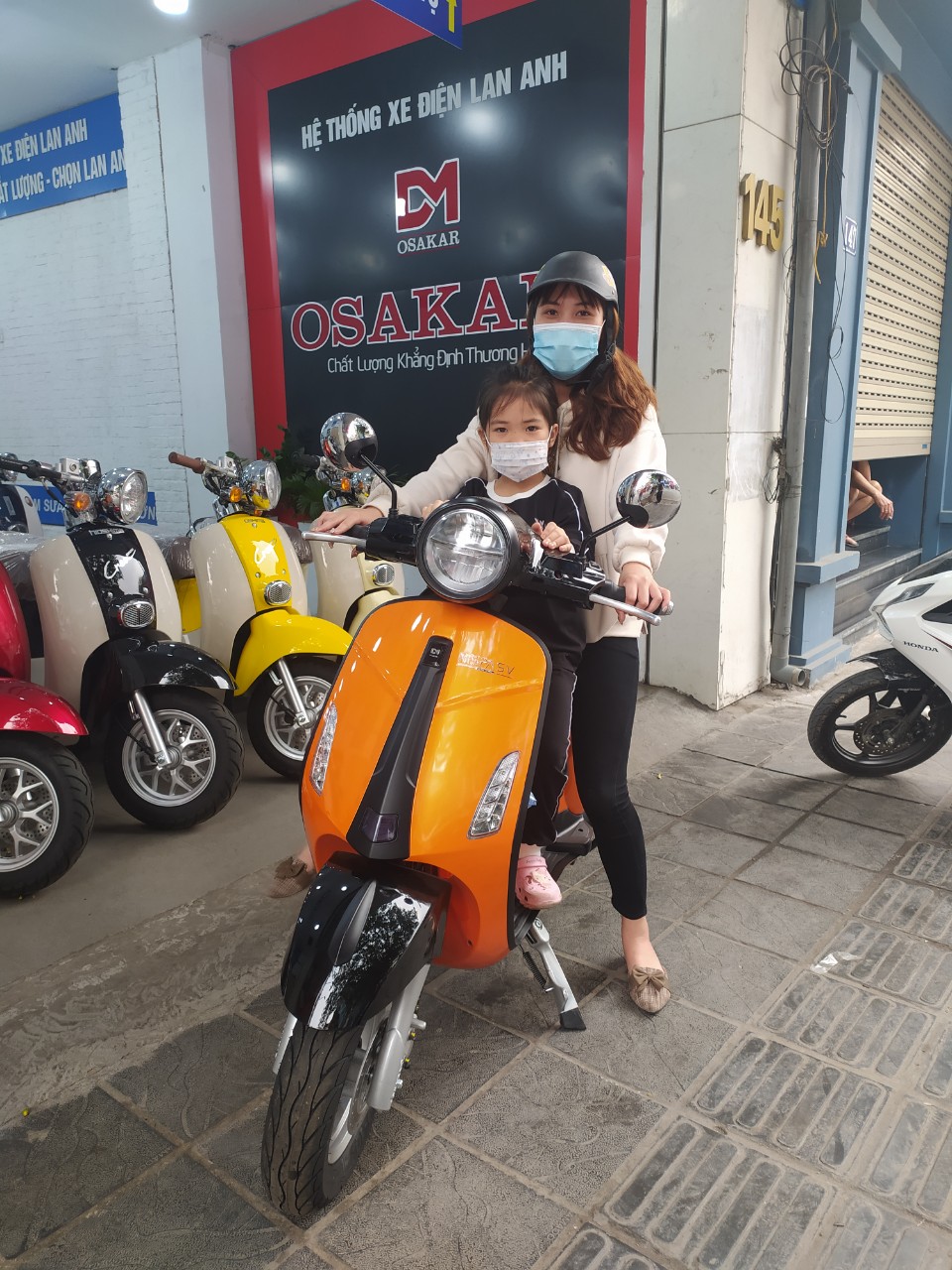 xe máy điện màu cam