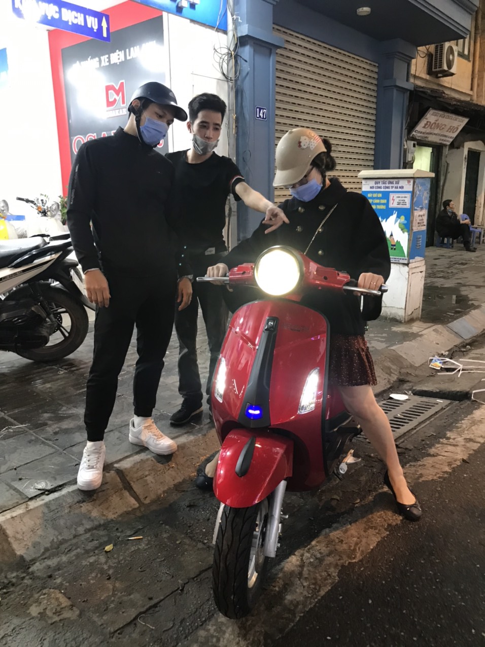 xe máy điện màu đỏ