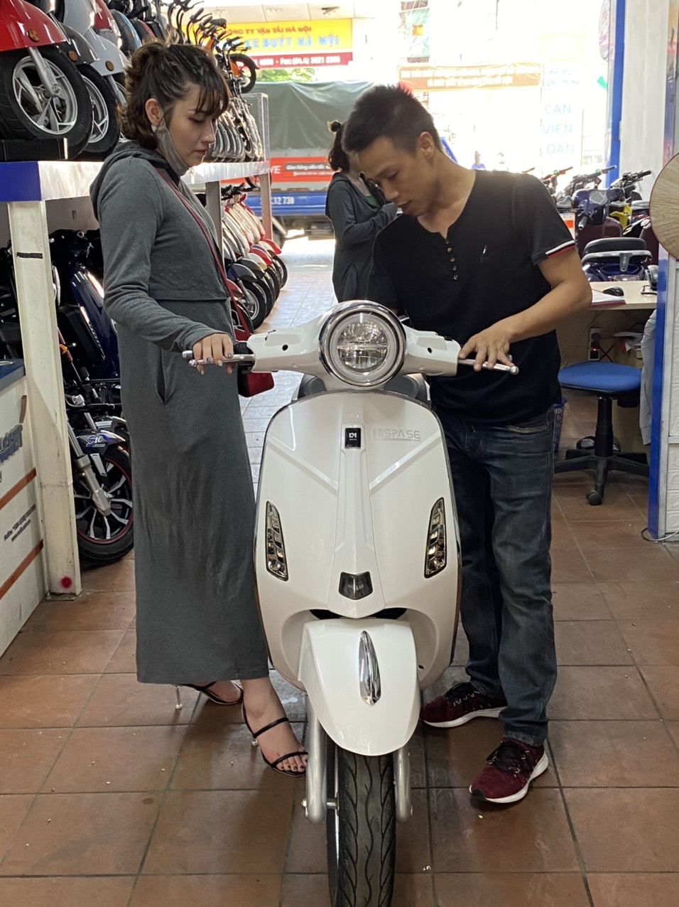 xe máy điện vespa nispa osakar màu trắng