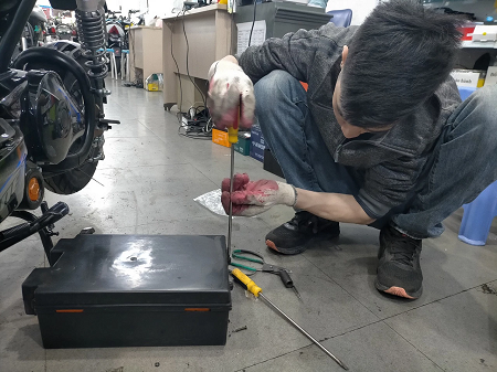 cửa hàng thay ắc quy xe M133