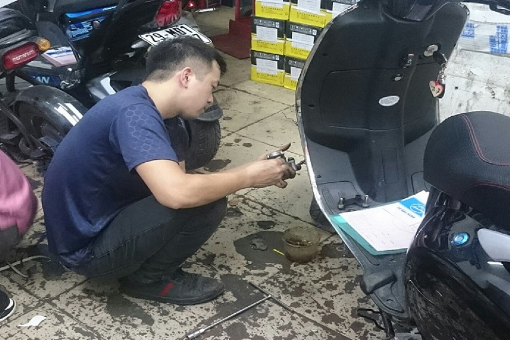 kĩ thuật viên đang bảo dưỡng định kì cho xe