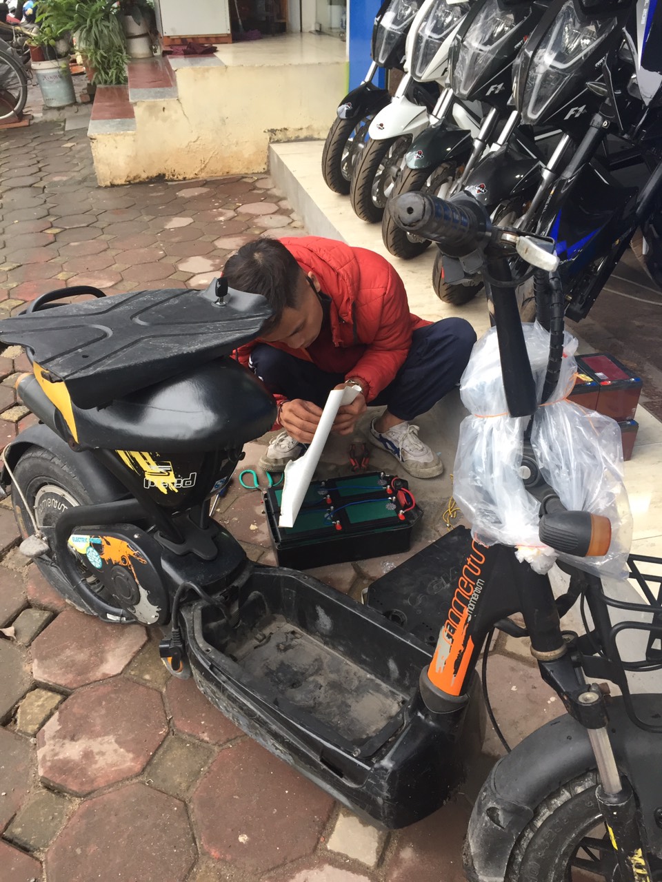 thay ắc quy xe điện tại nhà