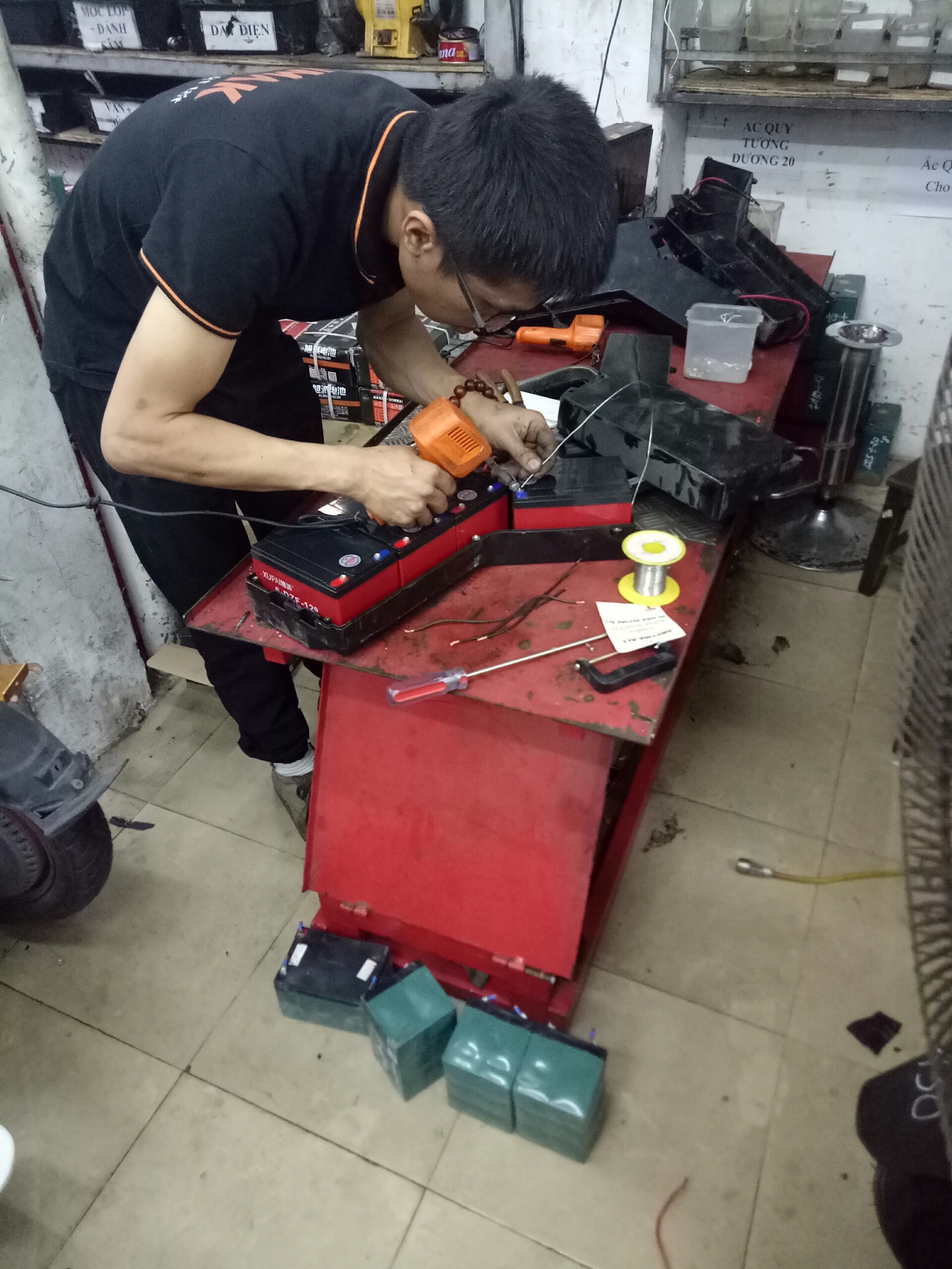 thợ kỹ thuật hàn và đấu lắp ắc quy cho xe Nijia