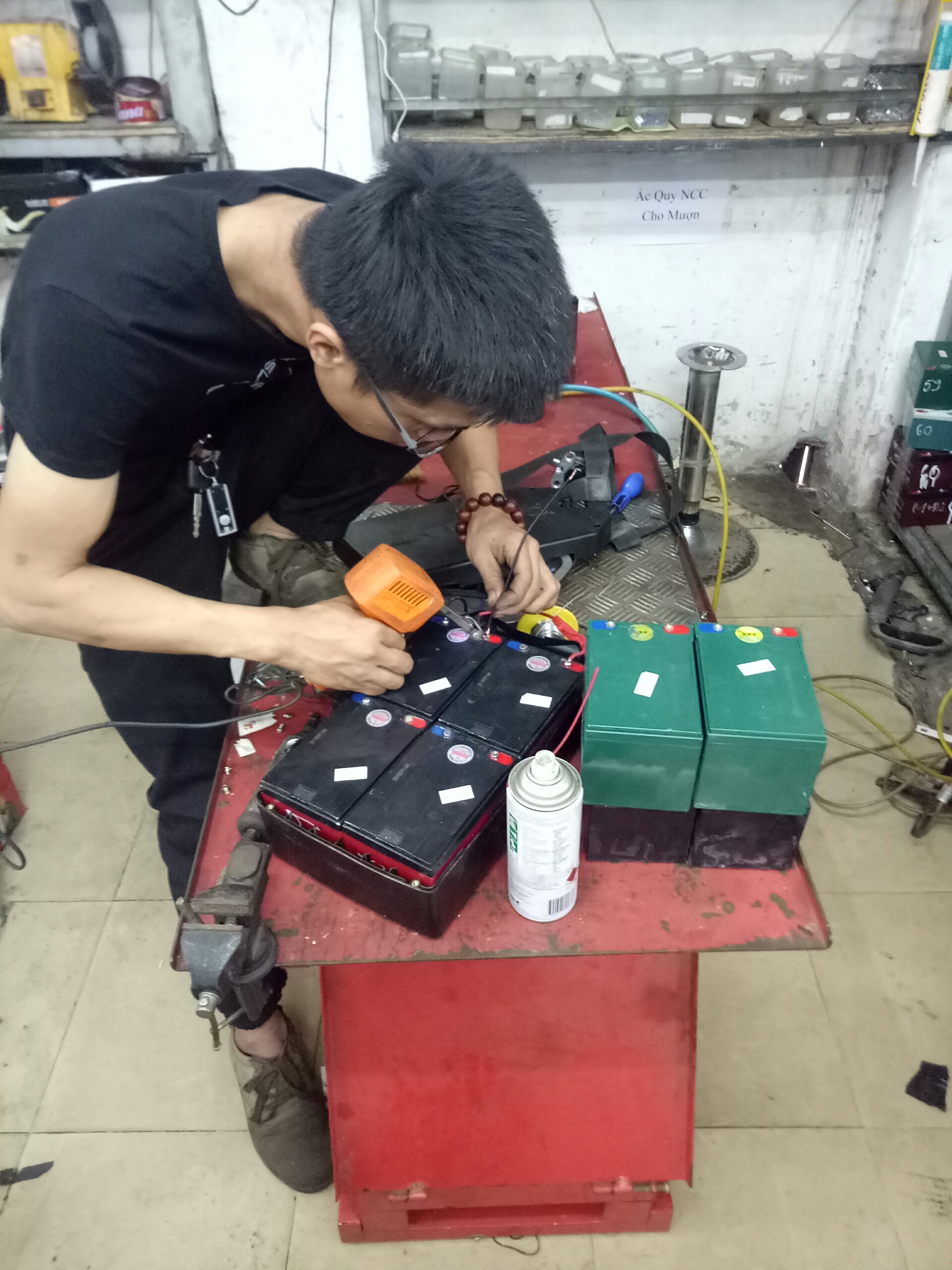 Nhân viên kỹ thuật đang lắp ắc quy