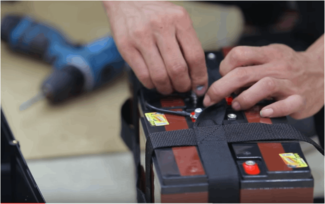 kĩ thuật viên đang lắp ắc quy xe điện M133S 48V - 20Ah