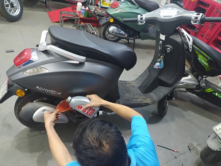 thay dầu xe ga ̀50cc- Xe điện Lan Anh