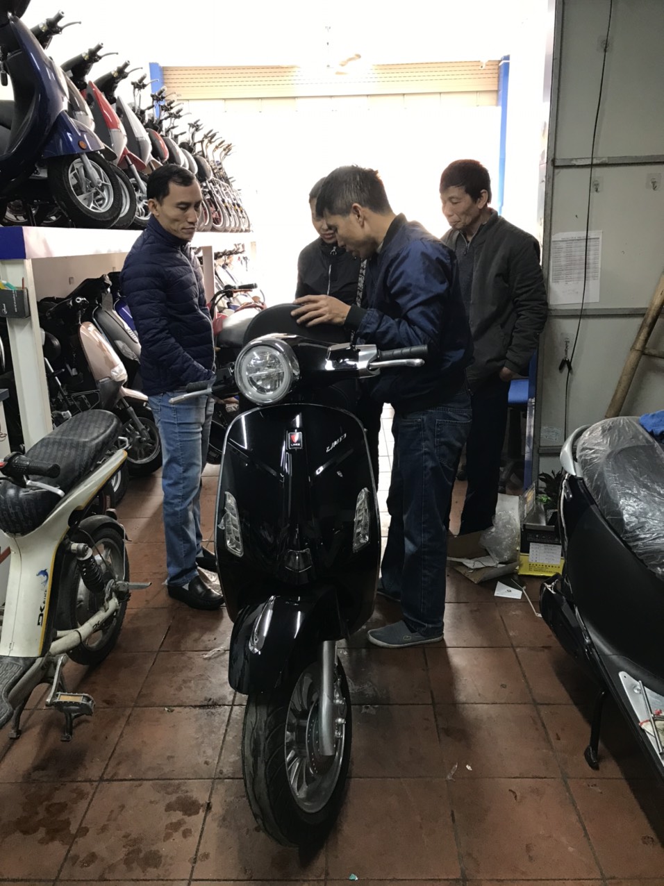 Hướng dẫn khách hàng sử dụng xe Vespa Lima