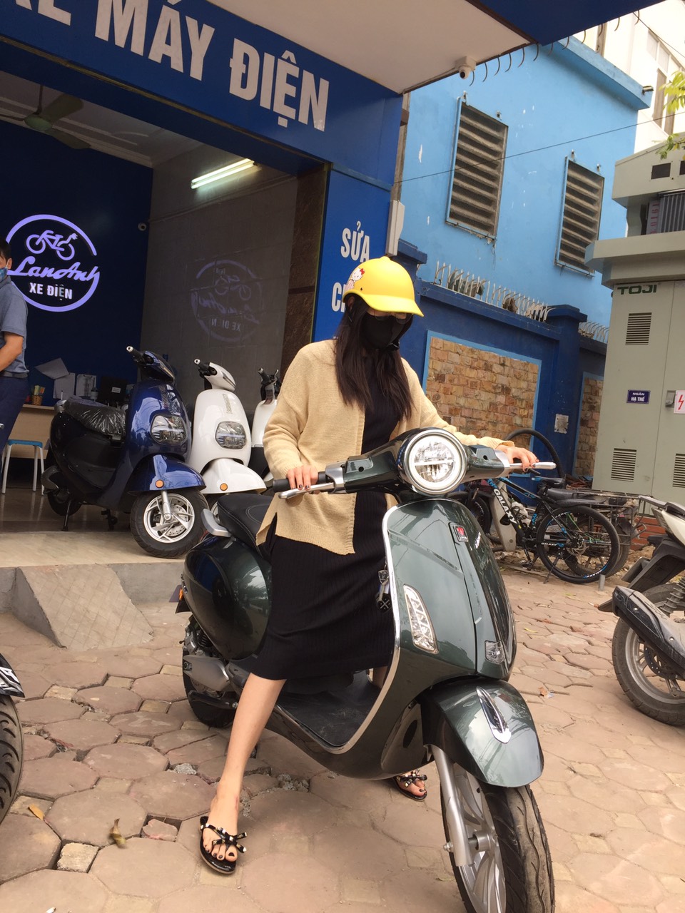 Khách mua xe Vespa Lima