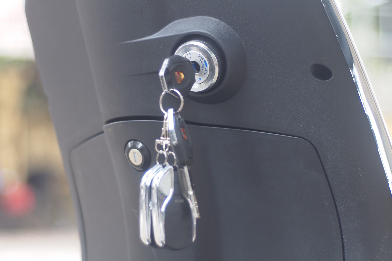 Chìa khóa thông minh, nút bấm Engine Start / Stop hiện đại