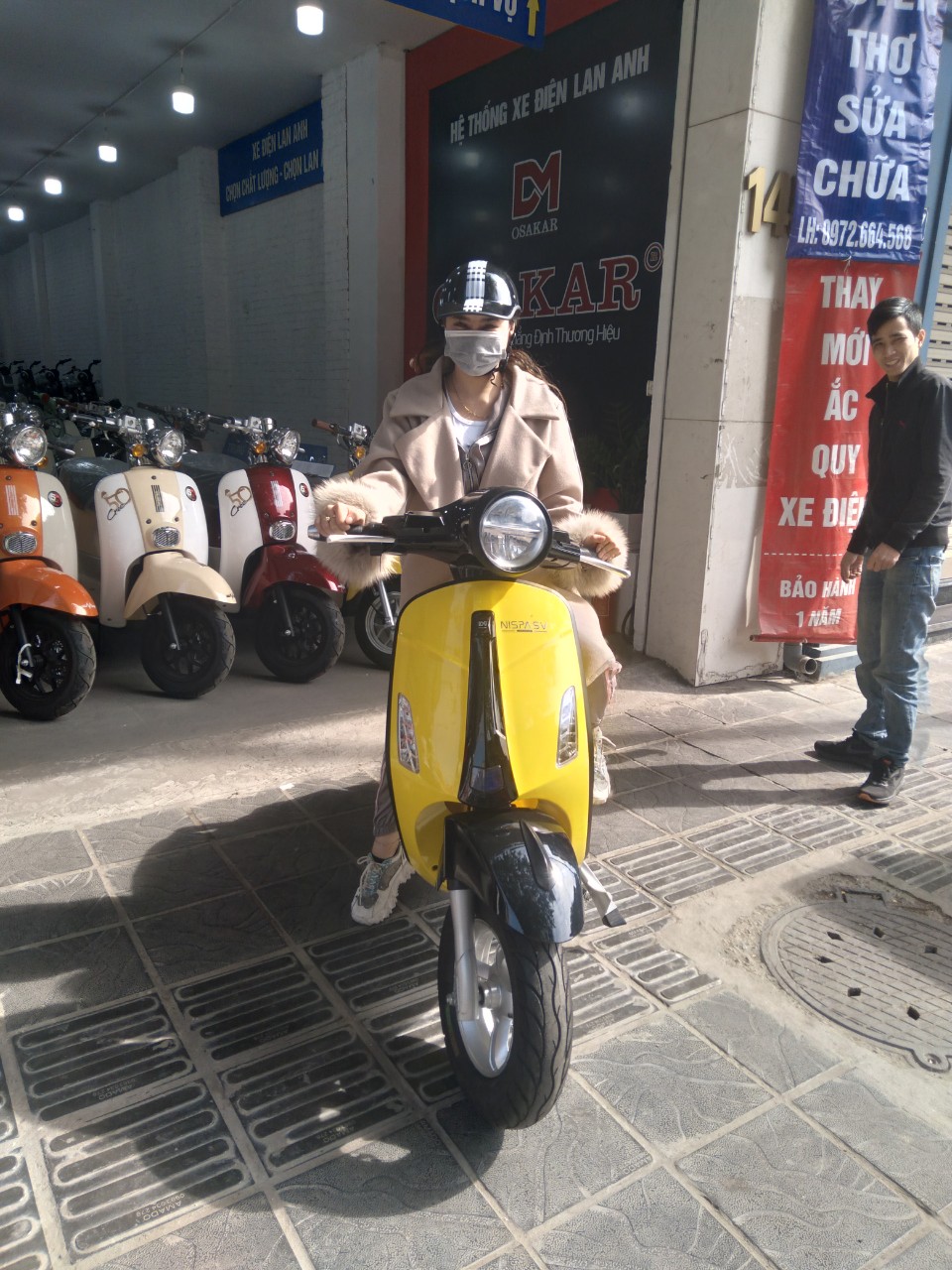 xe máy điện màu vàng