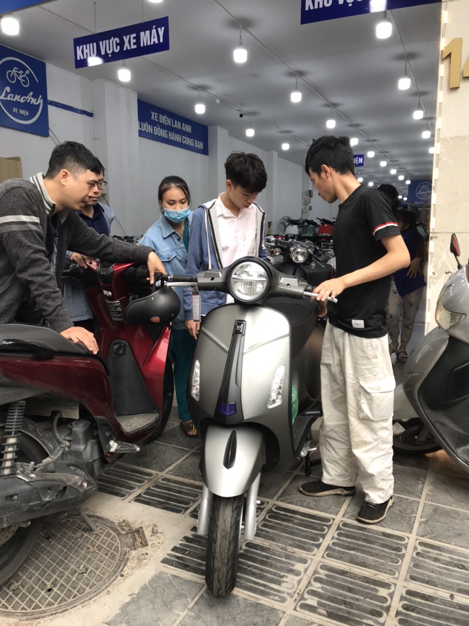 xe máy điện màu xam