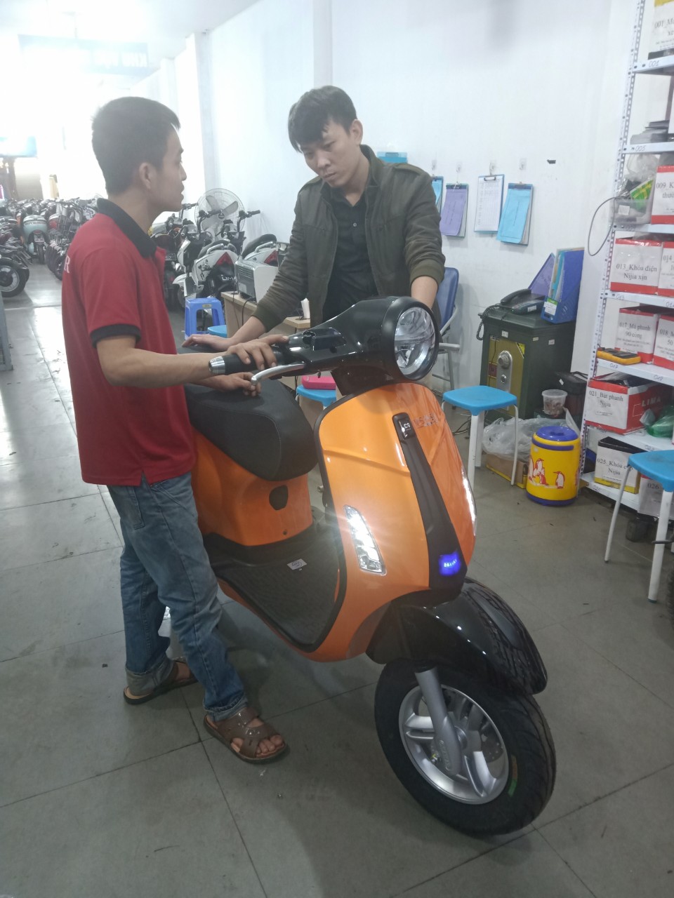 xe máy điện vespa sv màu cam
