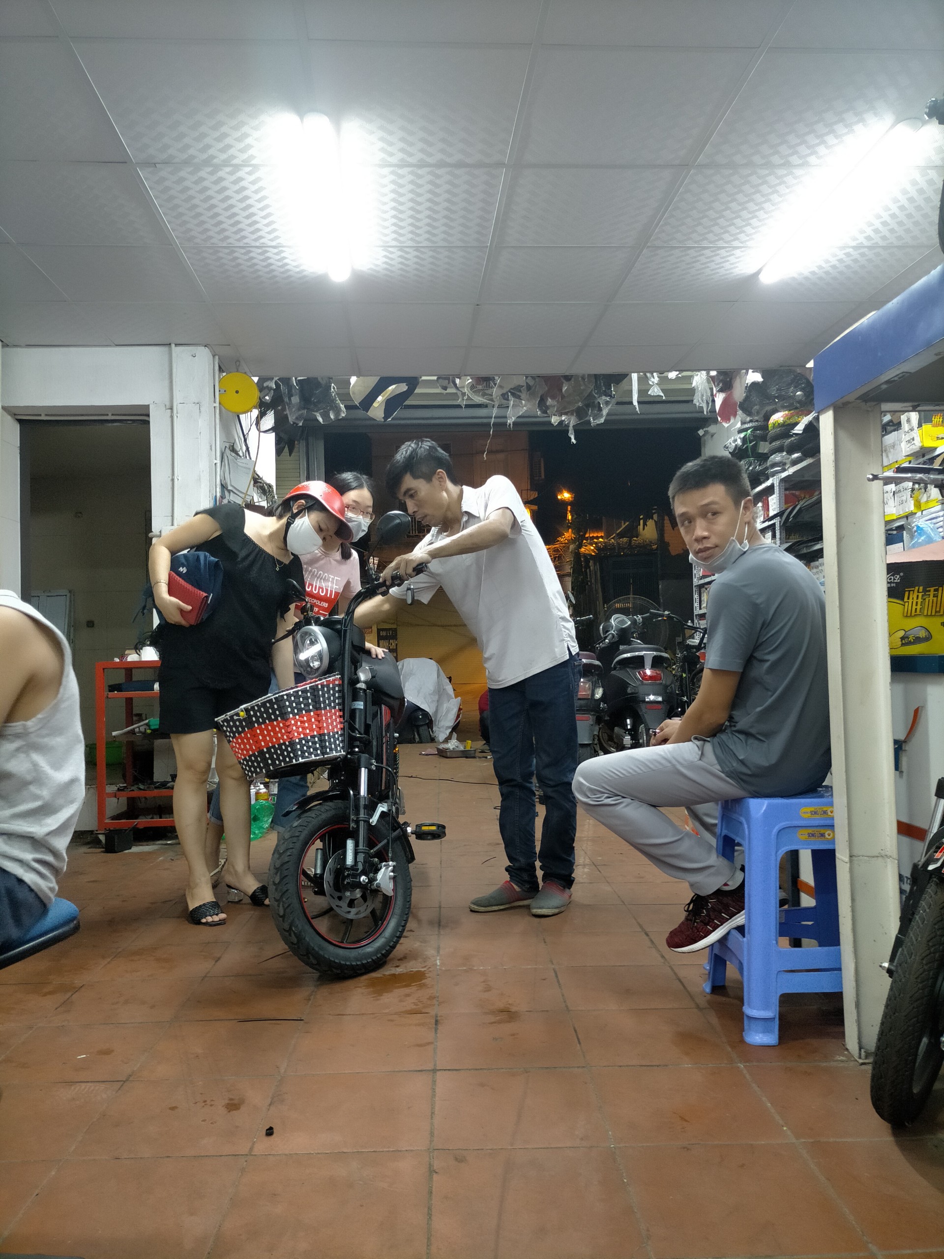 xe đạp điện Osakar Star lắp giỏ mây