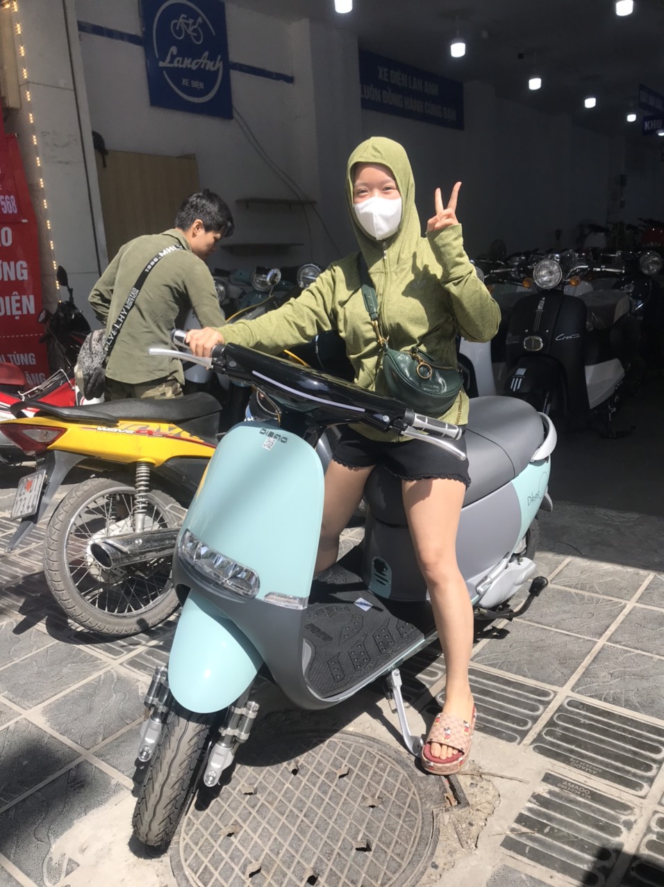 khách hàng chọn xe máy điện Gogoro xanh ngọc