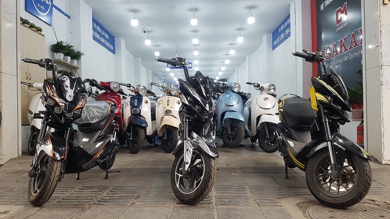 xe máy điện jeek batman tại showroom 145 bạch mai