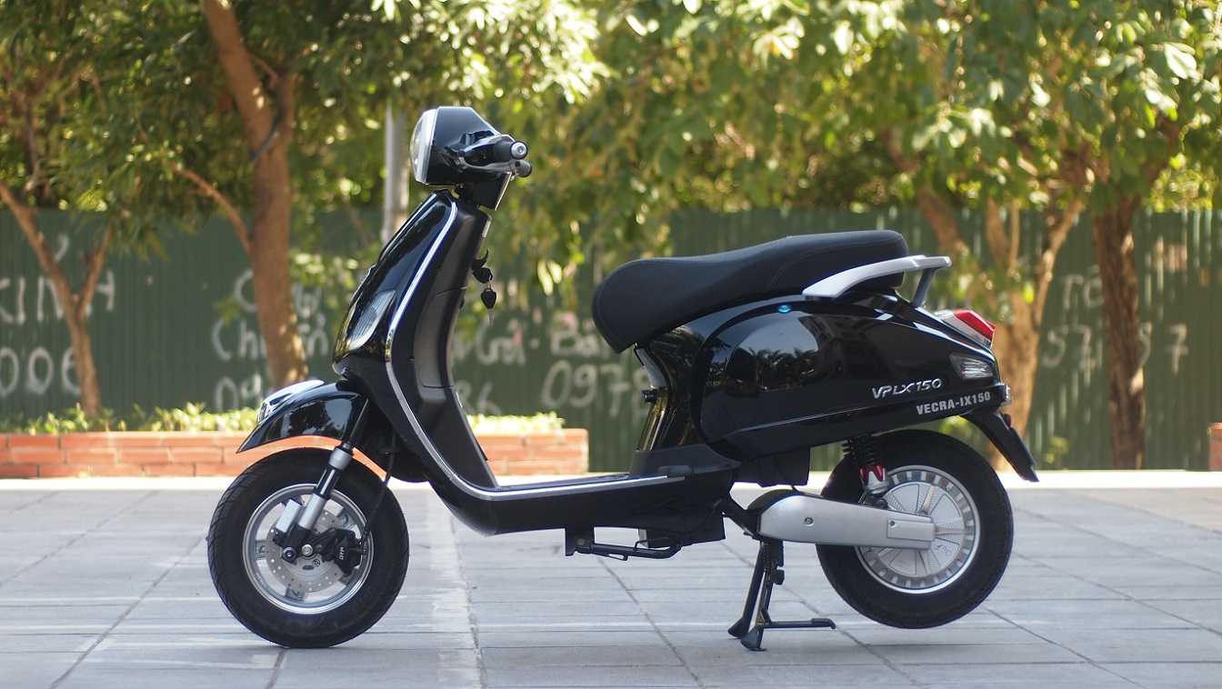 Thân ngang xe máy điện Vespa LX150 yêu kiều