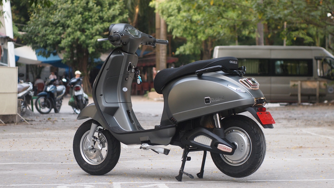 Phần sườn nhìn từ đằng sau xe máy điện vespa Classy