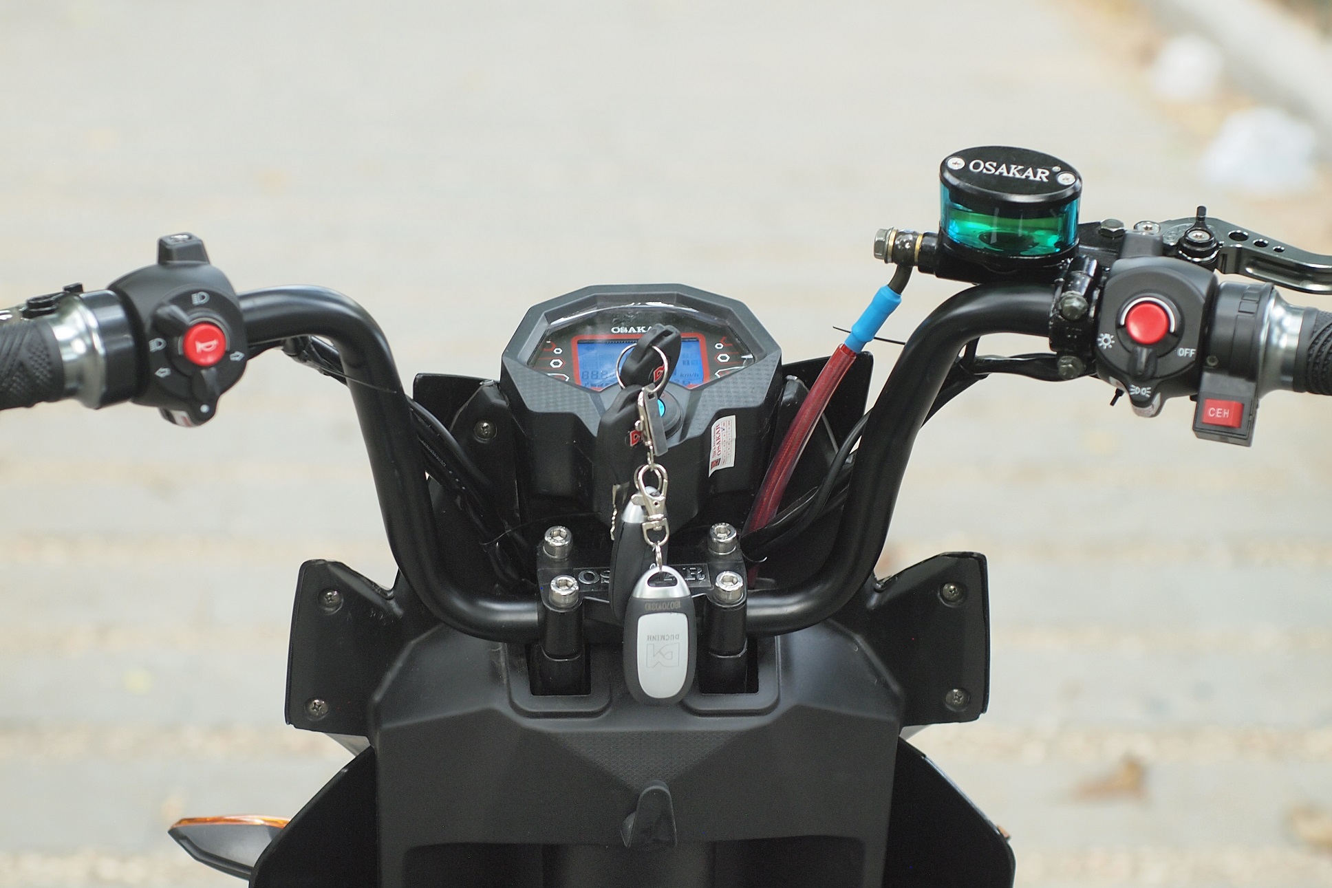 Nút số lùi tiện lợi của xe máy điện Xmen 5 Osakar