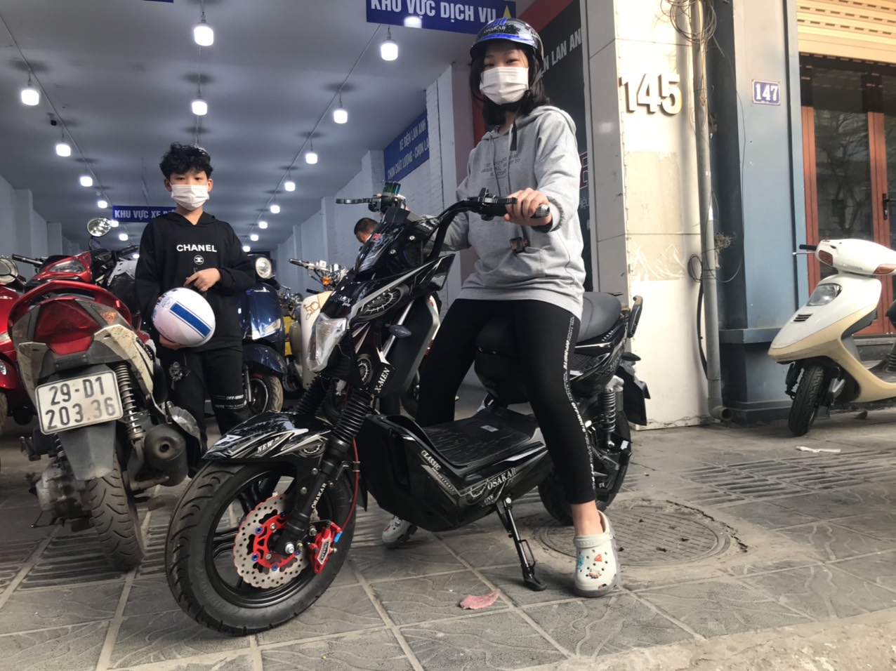 khách hàng chọn mua xe máy điện tích điện lớn