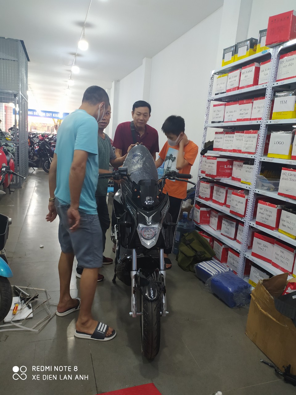 Bố chọn xe cho con rất hài lòng với chiếc xmen jvc f1 đen bạc