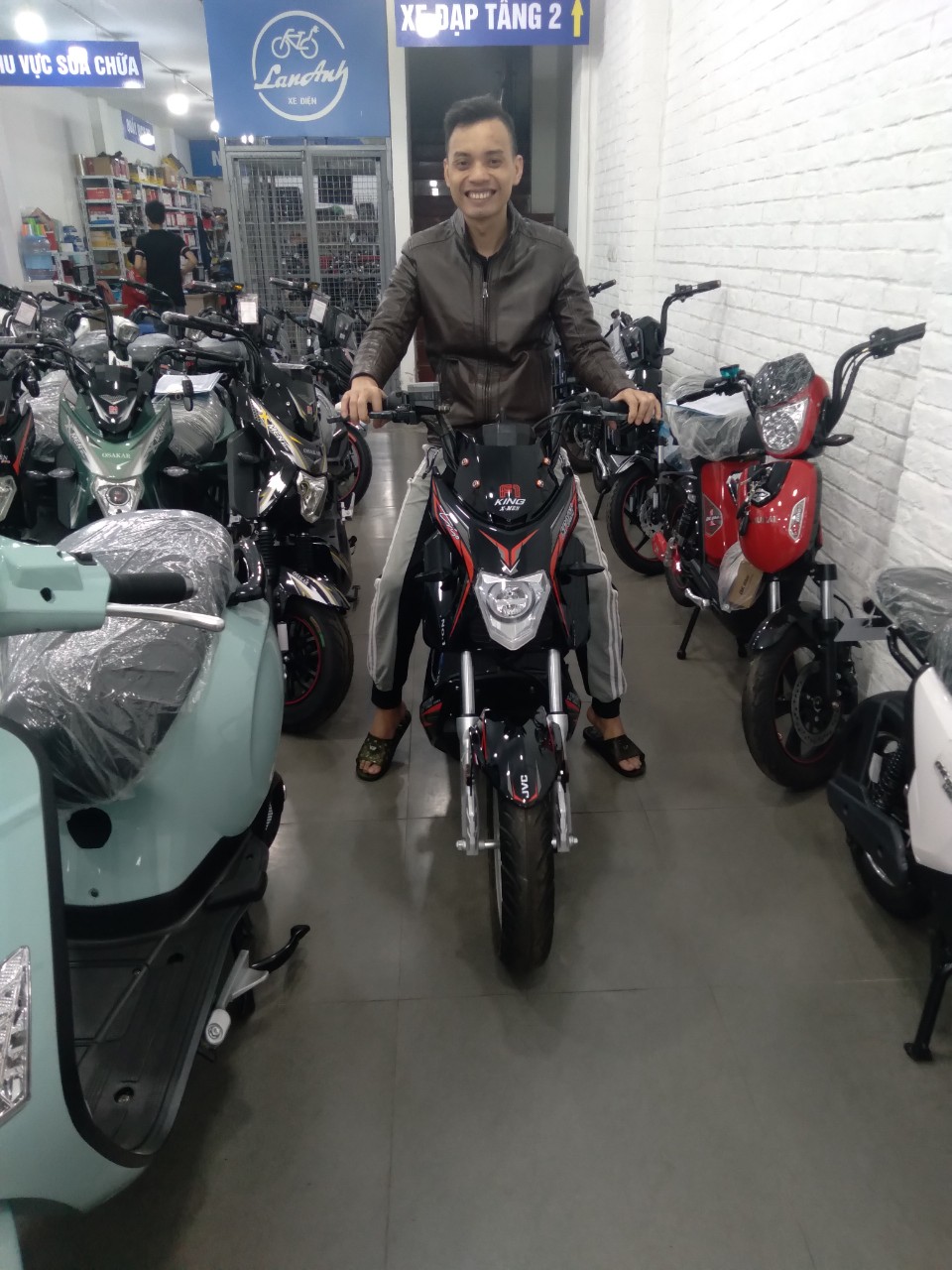 khách hàng nam đã chọn được chiếc xmen jvc f1