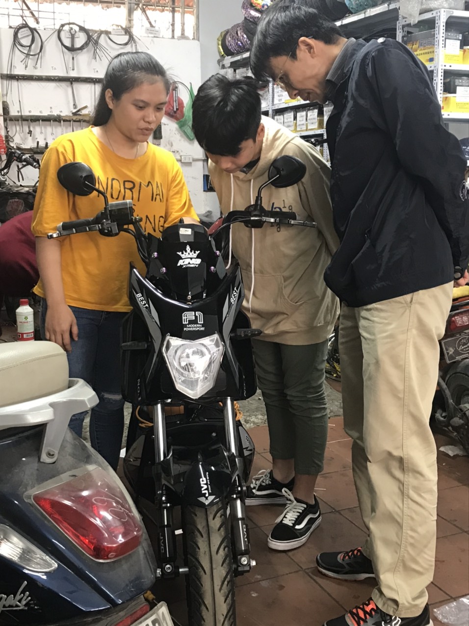 tư vấn khách hàng sử dụng xe Xmen JVC F1 tại Lan Anh