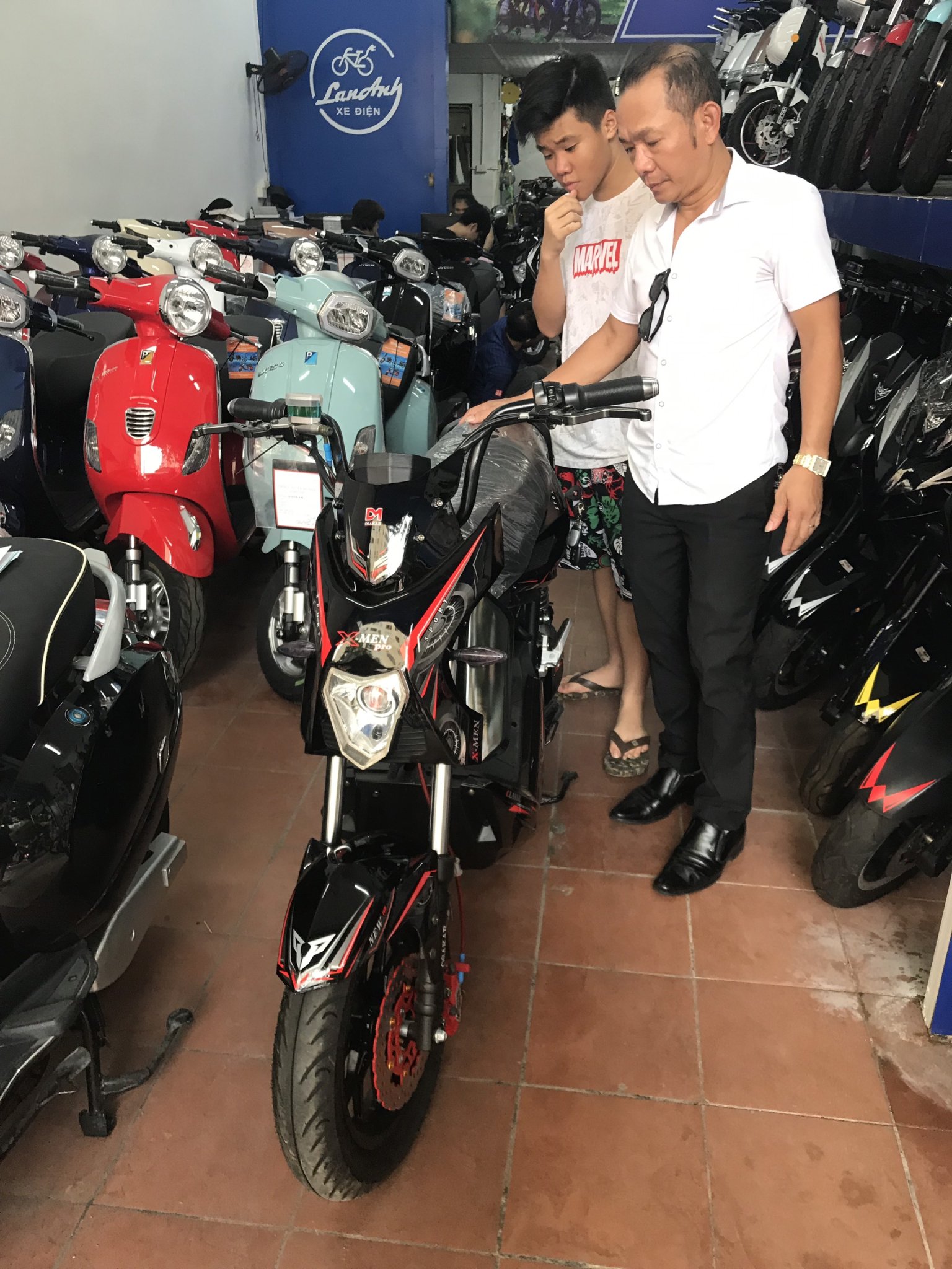 chiếc xmen Pro đen đỏ được bạn học sinh lựa chọn