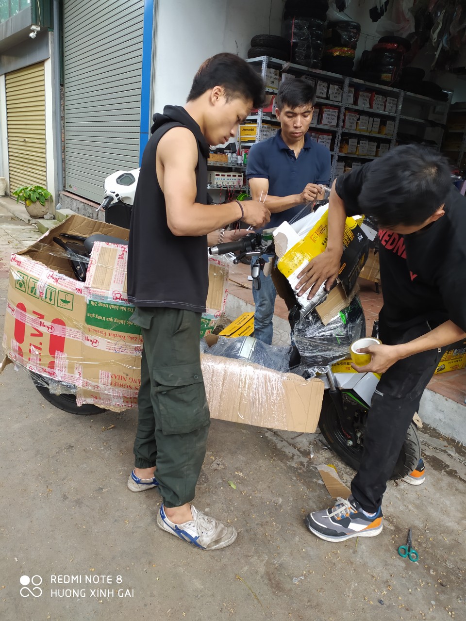 ( Kĩ thuật Lan Anh đang bọc xe sau khi kiểm tra và vận hành thử )