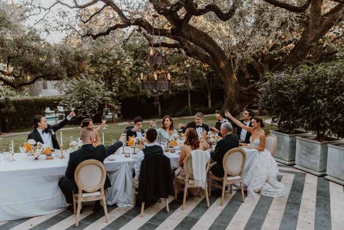 Mẫu váy cưới đẹp 2022 nằm trong các yếu tố tạo nên Micro Wedding